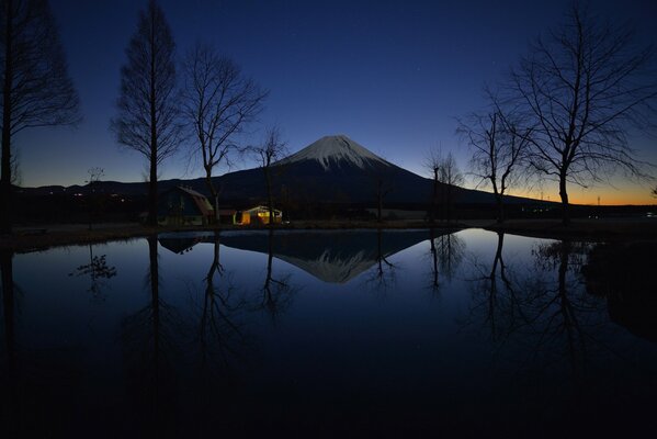 Mont Fujiyama dans la soirée sur fond de lumières