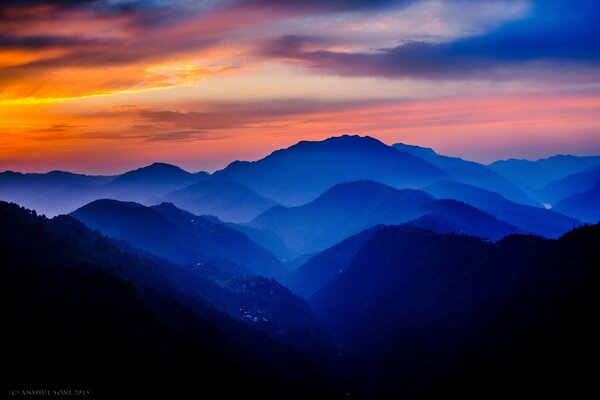 Heller Himmel und Nebel in den Bergen Indiens