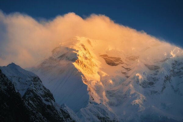 Schneebedeckte Bergspitze im Nebel