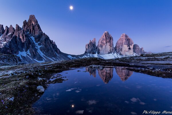 Hermoso paisaje. Lago en el fondo de las montañas