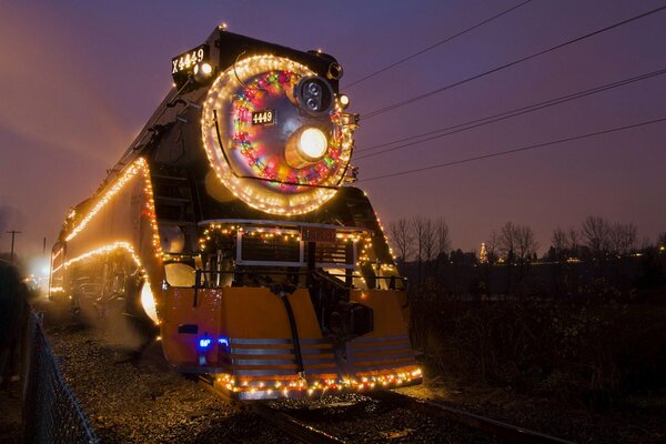 Silvesterlokomotive in Lichtern in der Nacht