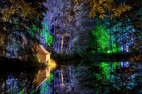 Ein Haus inmitten der Lichter eines Nachtparks