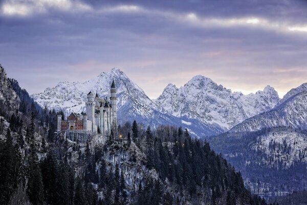 Weiße Burg vor dem Hintergrund der bayerischen Berge