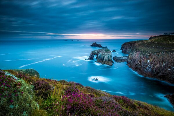 Sur la côte des falaises de la mer bleue