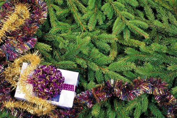 Regalo di Capodanno all albero di Natale con tinsel