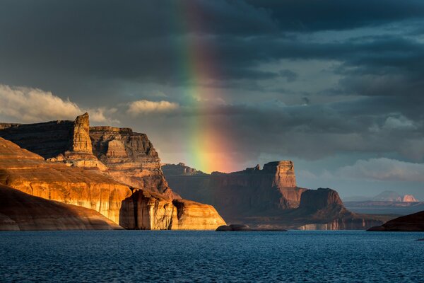 Arco iris sobre el lago en Padre Bay