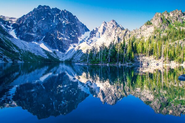 Reflet des lacs en cascade dans le lac