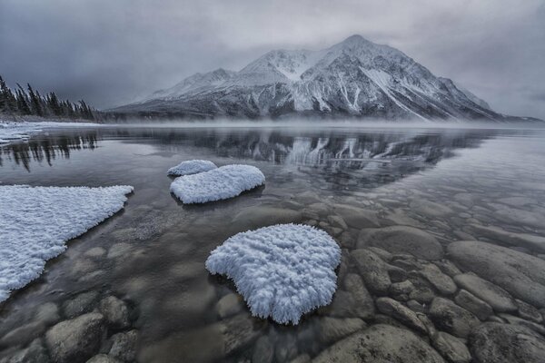 La dura belleza de las montañas de invierno y el lago