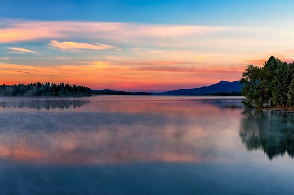 Wallpaper lake in fog at dawn