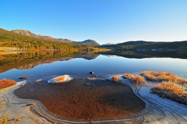 Le lac tranquille est couvert par le premier lude