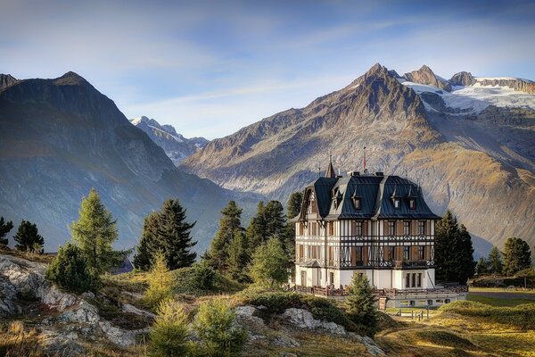 Enorme casa tra le montagne