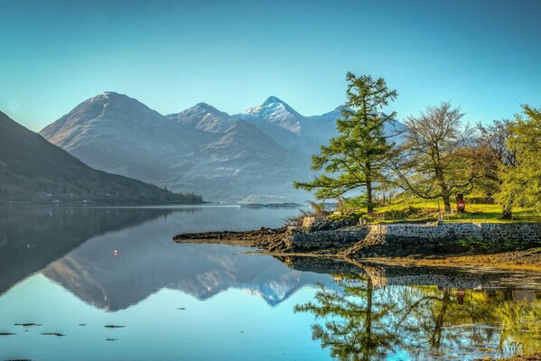 Serena distesa d acqua sullo sfondo delle catene montuose