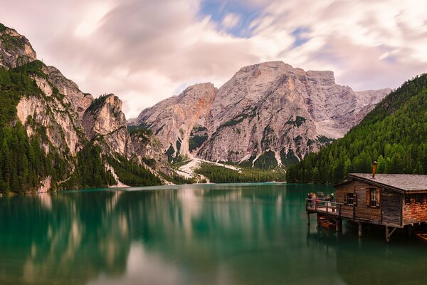 Die Dolomiten und der See in Italien