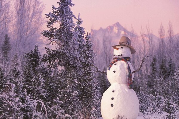 Pupazzo di neve di Capodanno nella foresta in inverno