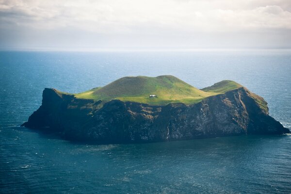 Île verte au milieu de la mer bleue