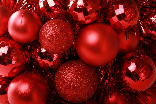 Boules rouges sur l arbre de Noël