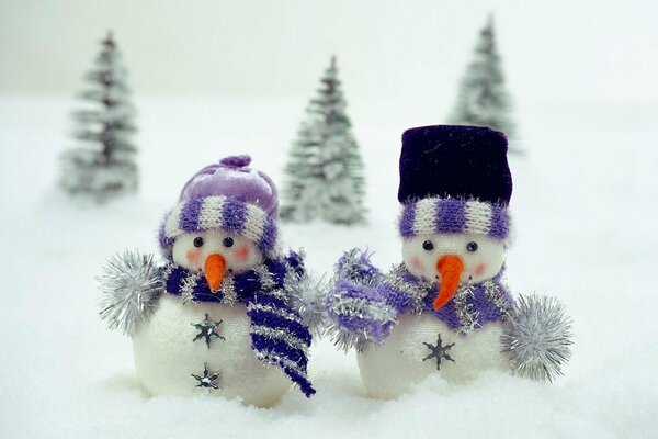 Juguetes para niños muñecos de nieve en la nieve