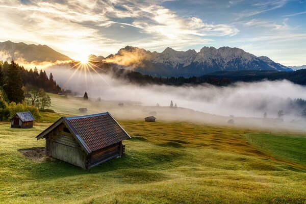 Sehr schöne Landschaft mit Hütten vor dem Hintergrund der Berge