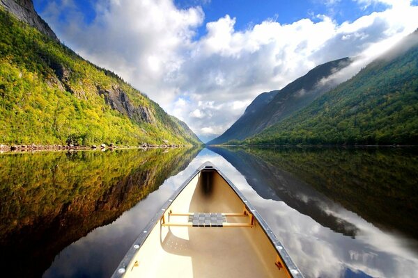 Paisaje Neozelandés. Canoe navega por un río estrecho