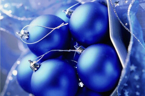 Blaue Weihnachtskugeln am Weihnachtsbaum