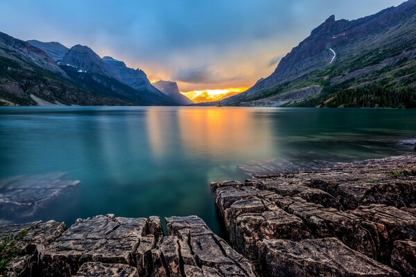 Increíble puesta de sol sobre el lago