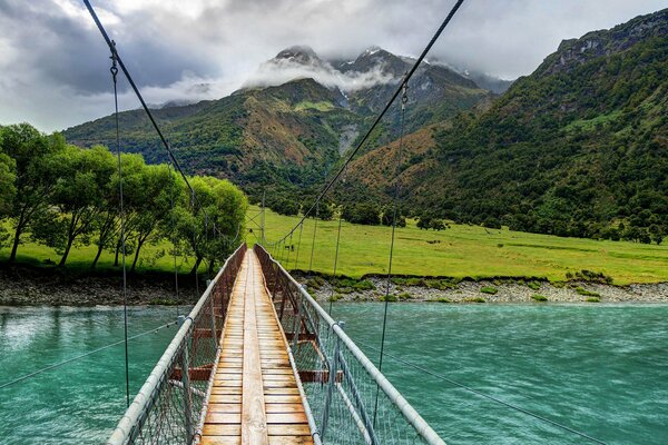 Ponte oscillante sul fiume. La strada per le montagne