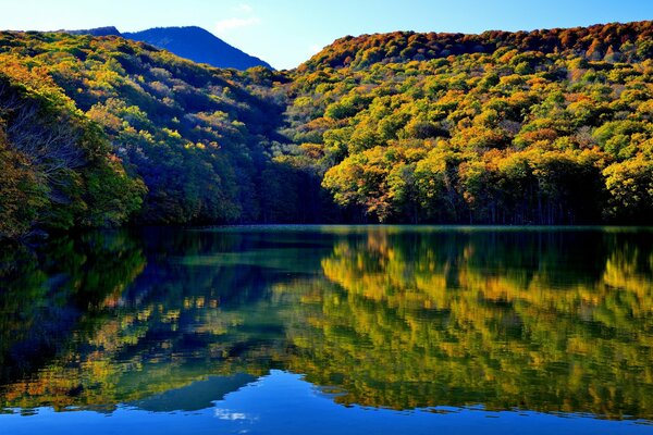 Die Oberfläche eines Bergsees in Japan