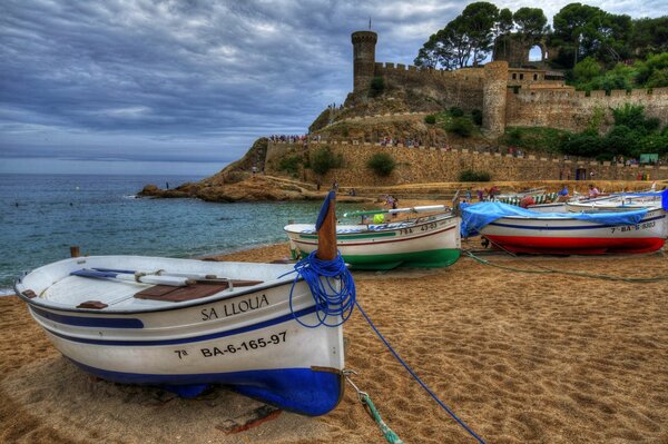 Boote am sandigen Strand