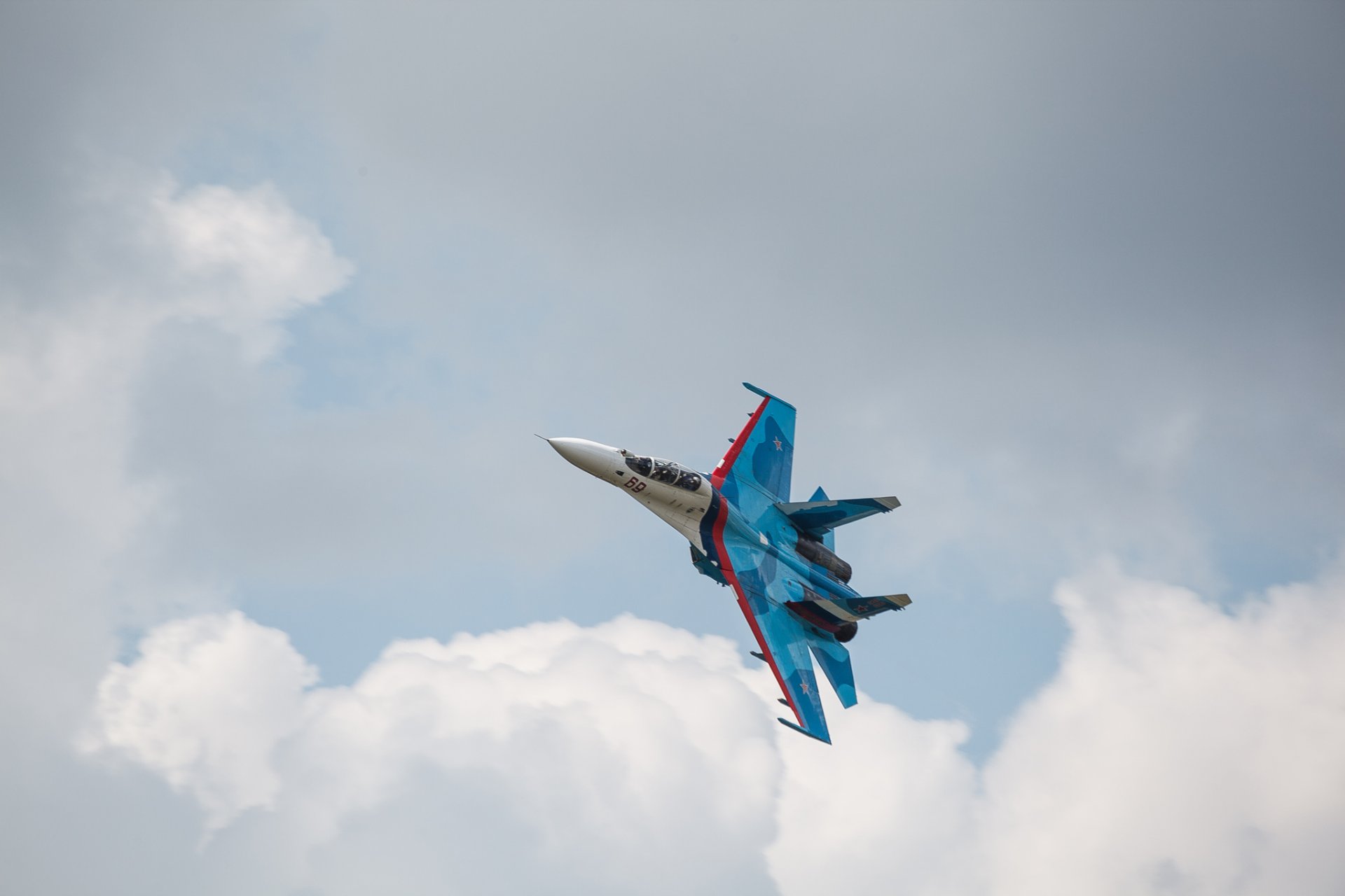 su-27 chasseur vol nuages