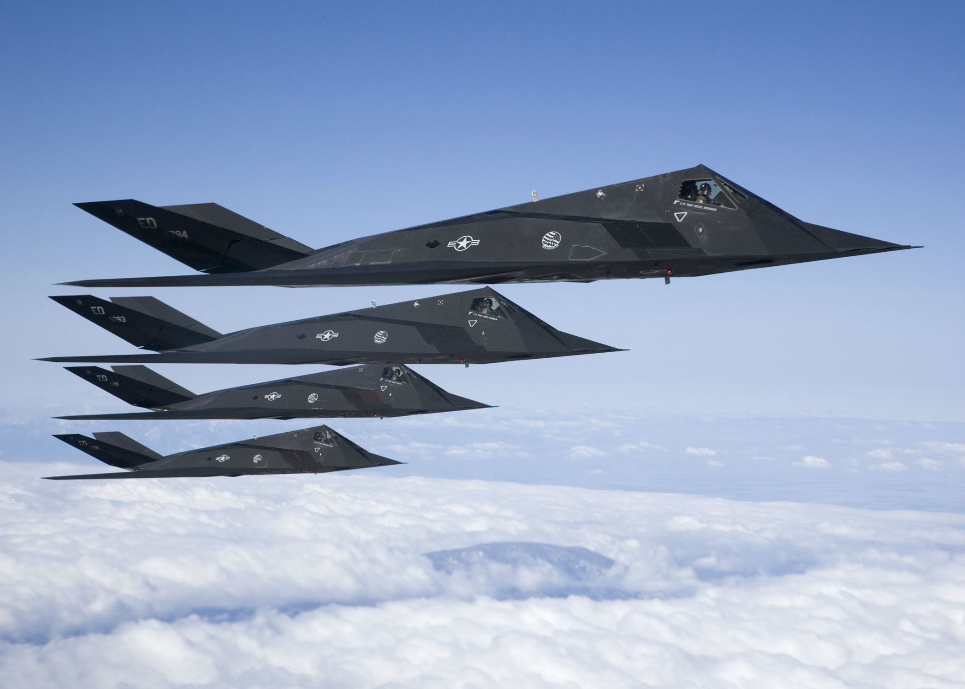 lockheed f-117 nighthawk niewidoczne samoloty uderzeniowe wiele chmur nieba