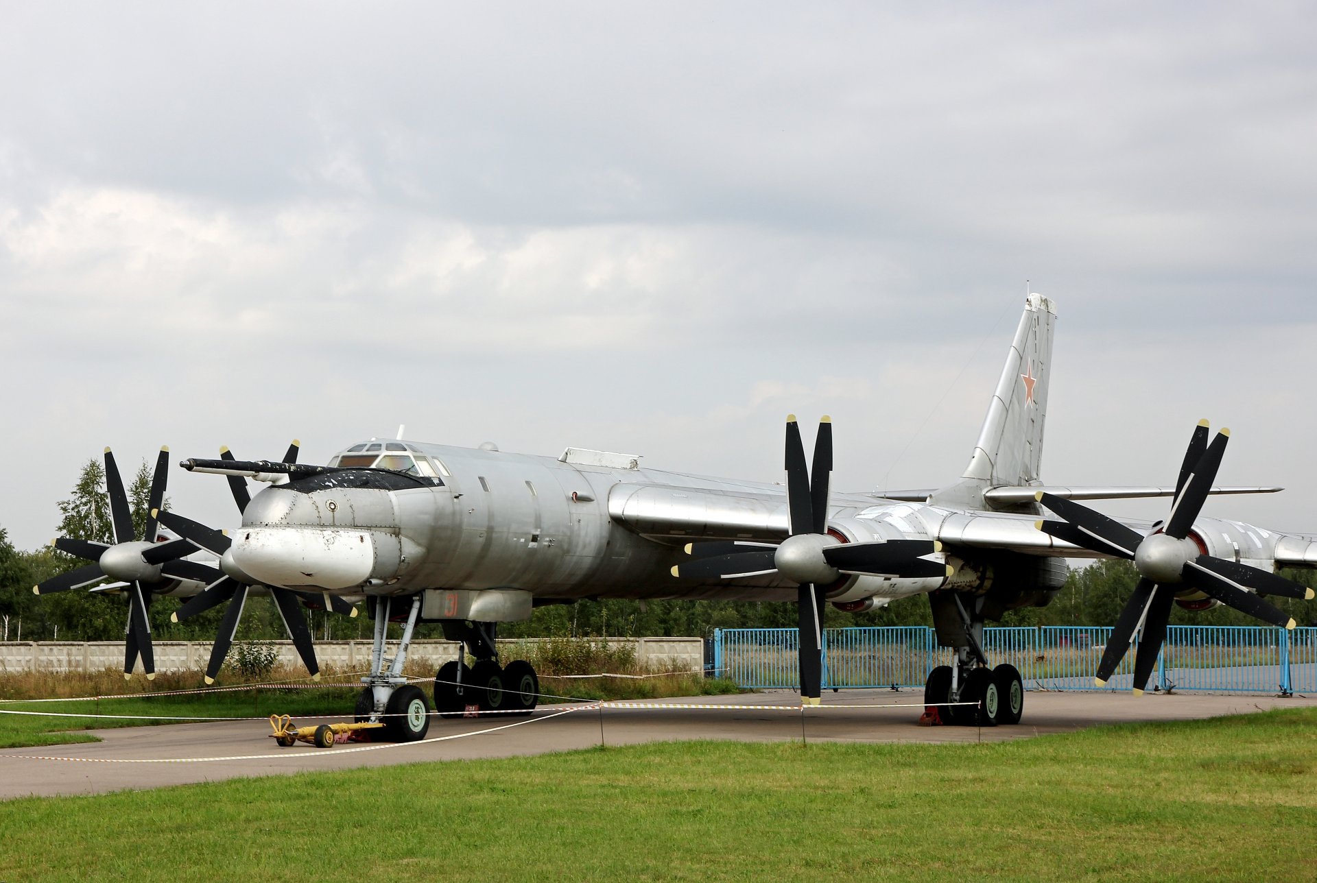 tu-95ms niedźwiedź centralne muzeum sił powietrznych monino rosja