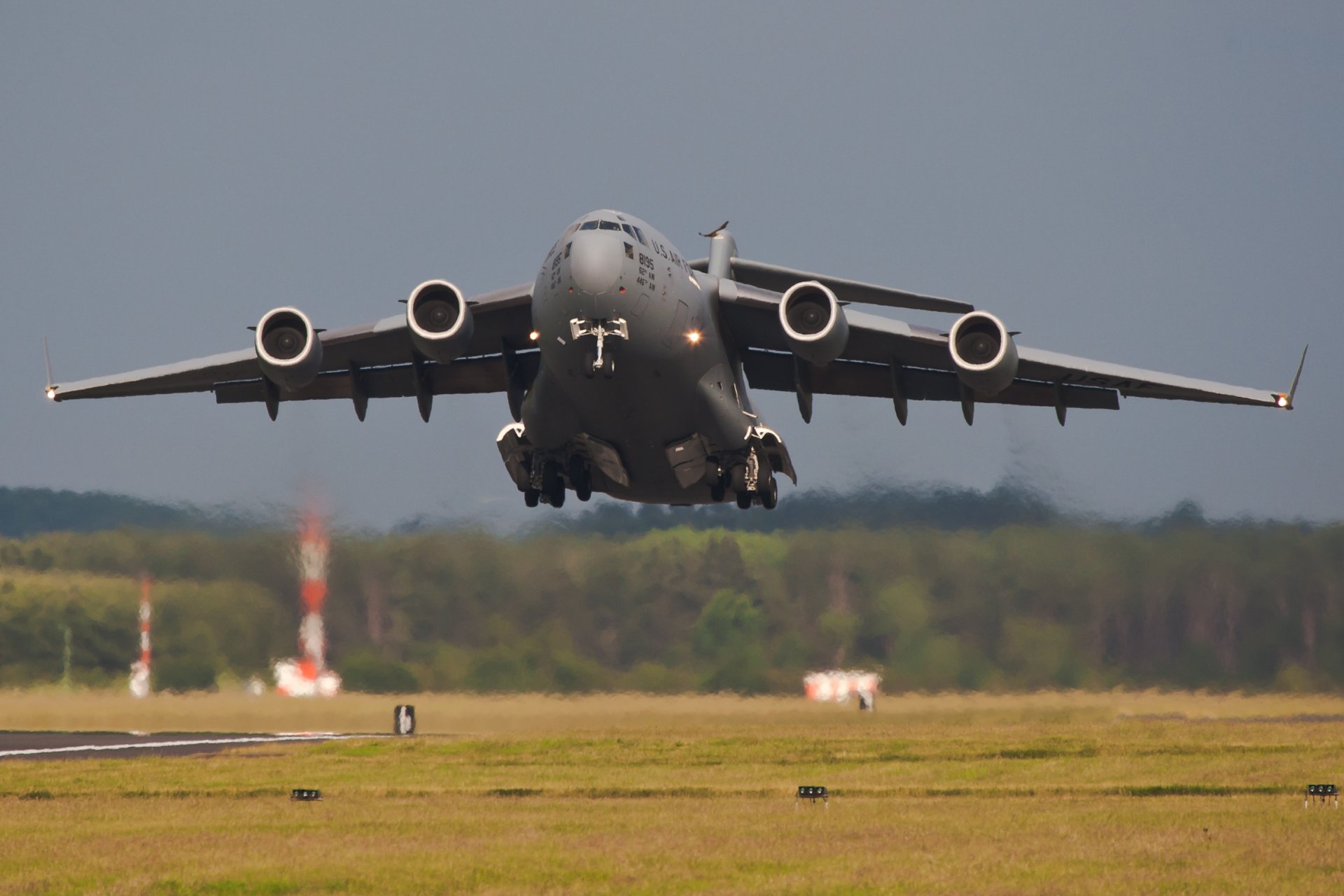 aerodromo boeing c-17 globemaster iii boeing c-17 globemaster iii aereo da trasporto militare strategico americano