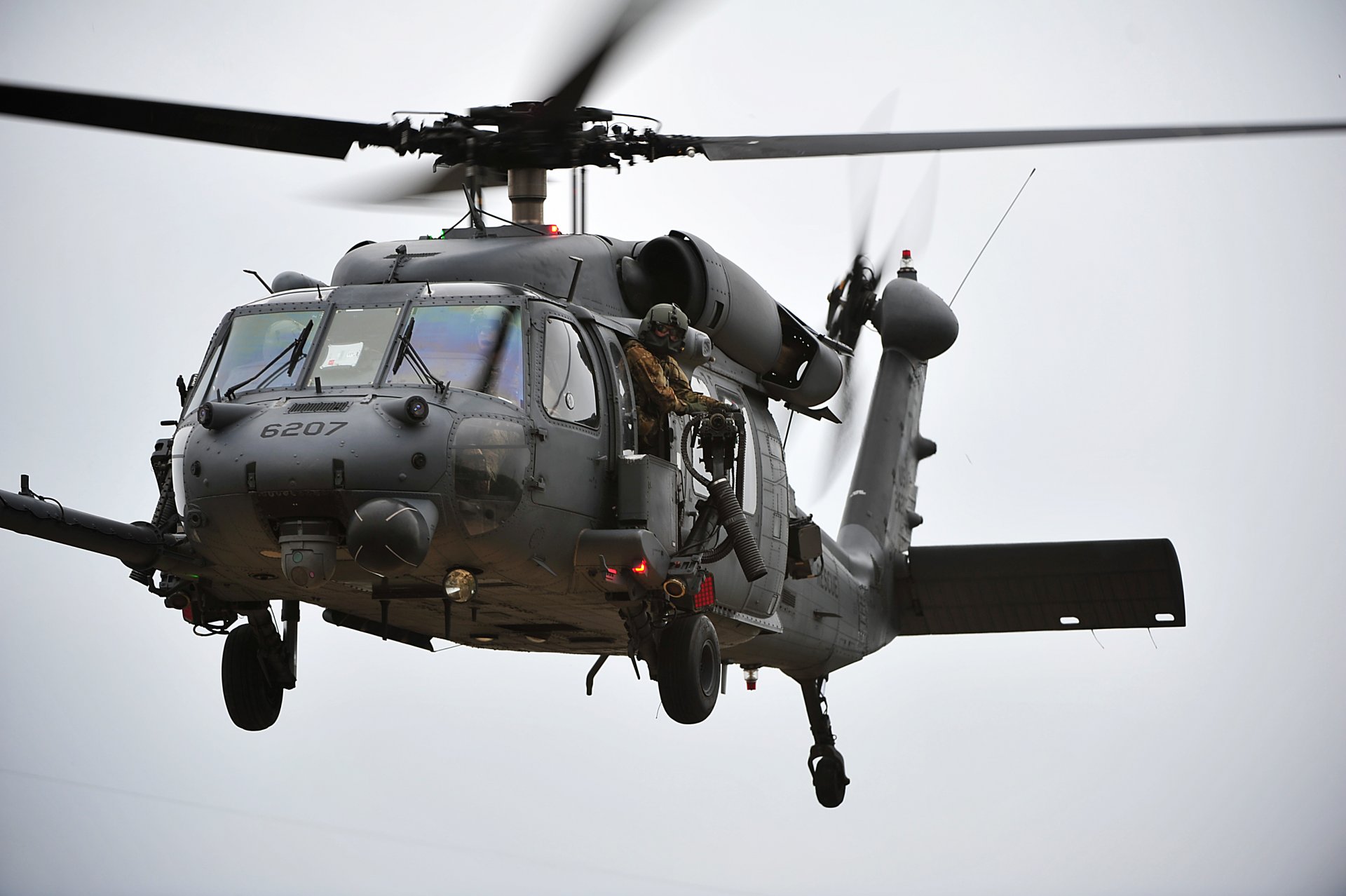 hh-60g pave hawk helicóptero fuerza aérea avión piloto okinawa japón base aérea kadena rescate ametralladora vuelo soldados