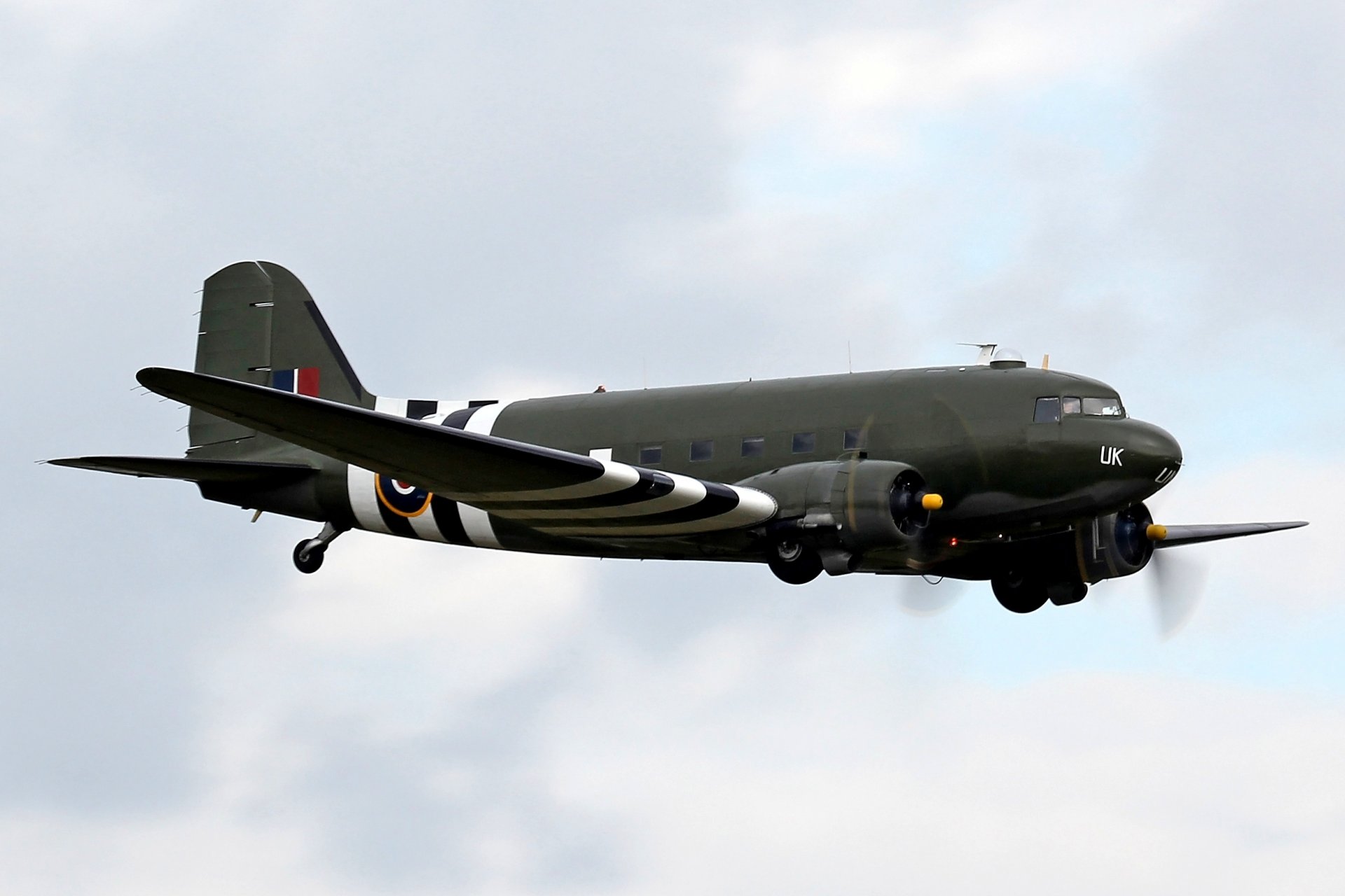 cielo douglas c-47 dakota americano avión de transporte militar ww2