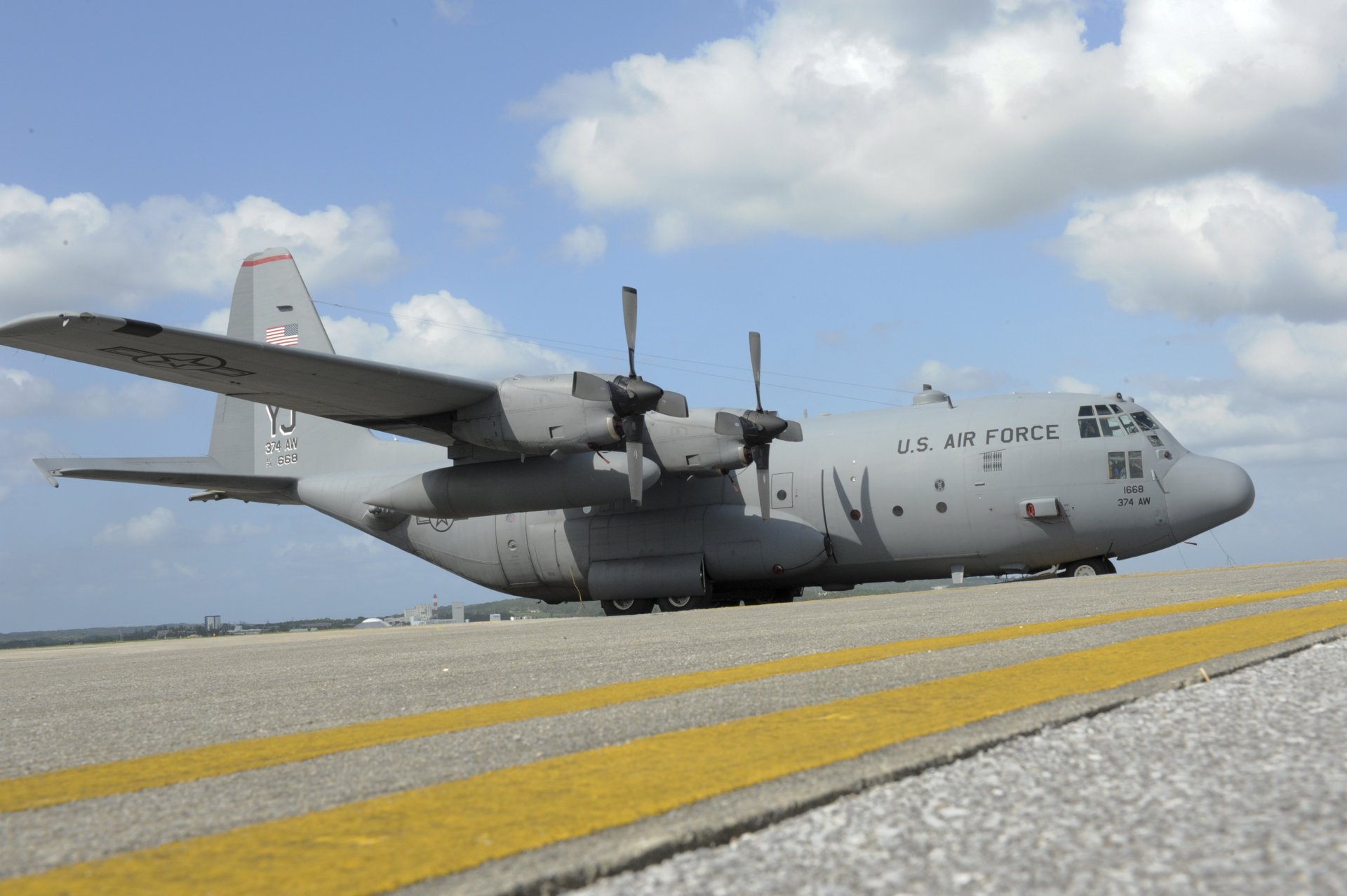 base aérea de kadena lockheed c-130 hércules usaf transporte militar avión aeródromo nubes