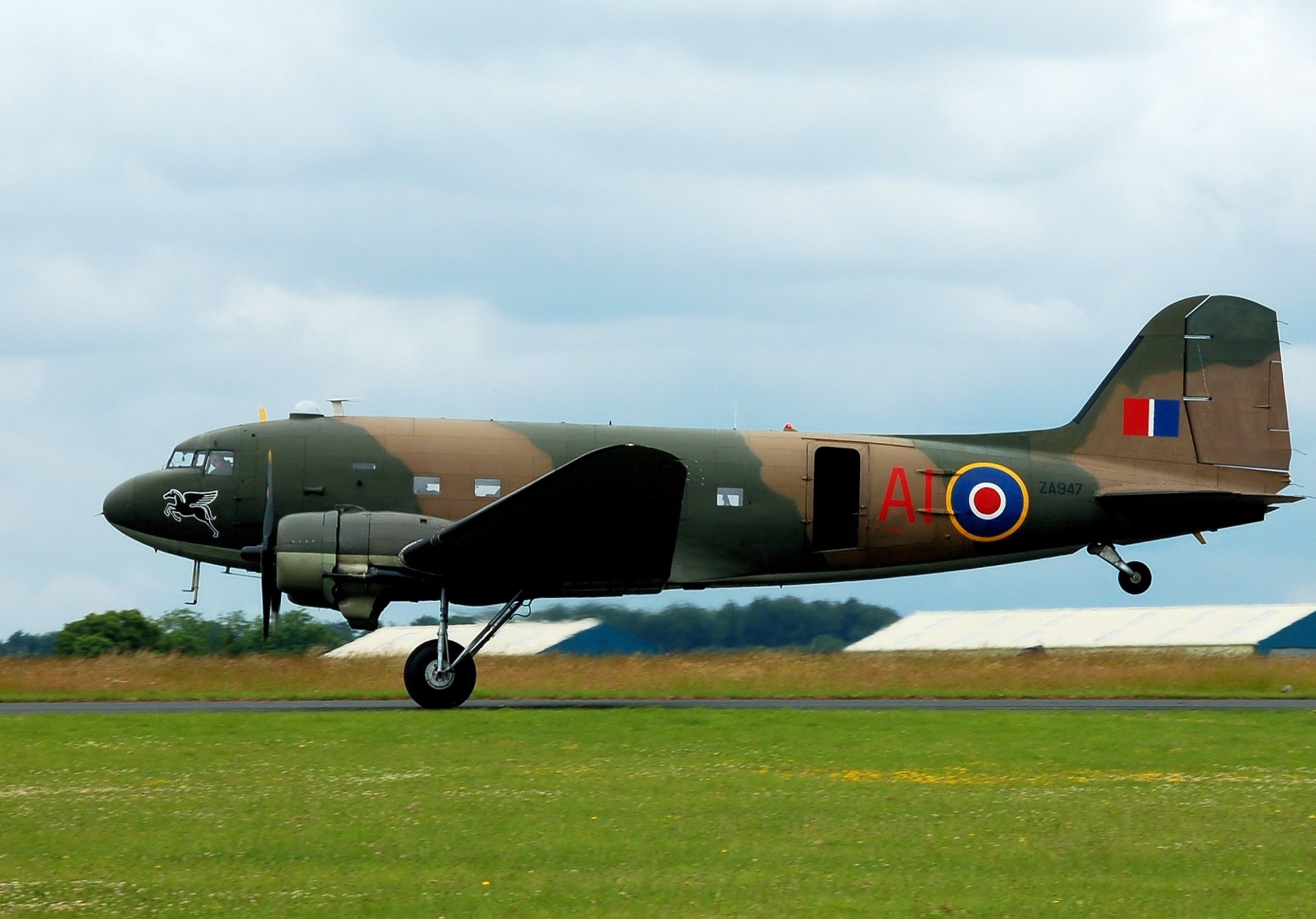 небо douglas dc-3 дуглас dc-3 ли-2 в ссср американский ближнемагистральный с двумя поршневыми двигателями