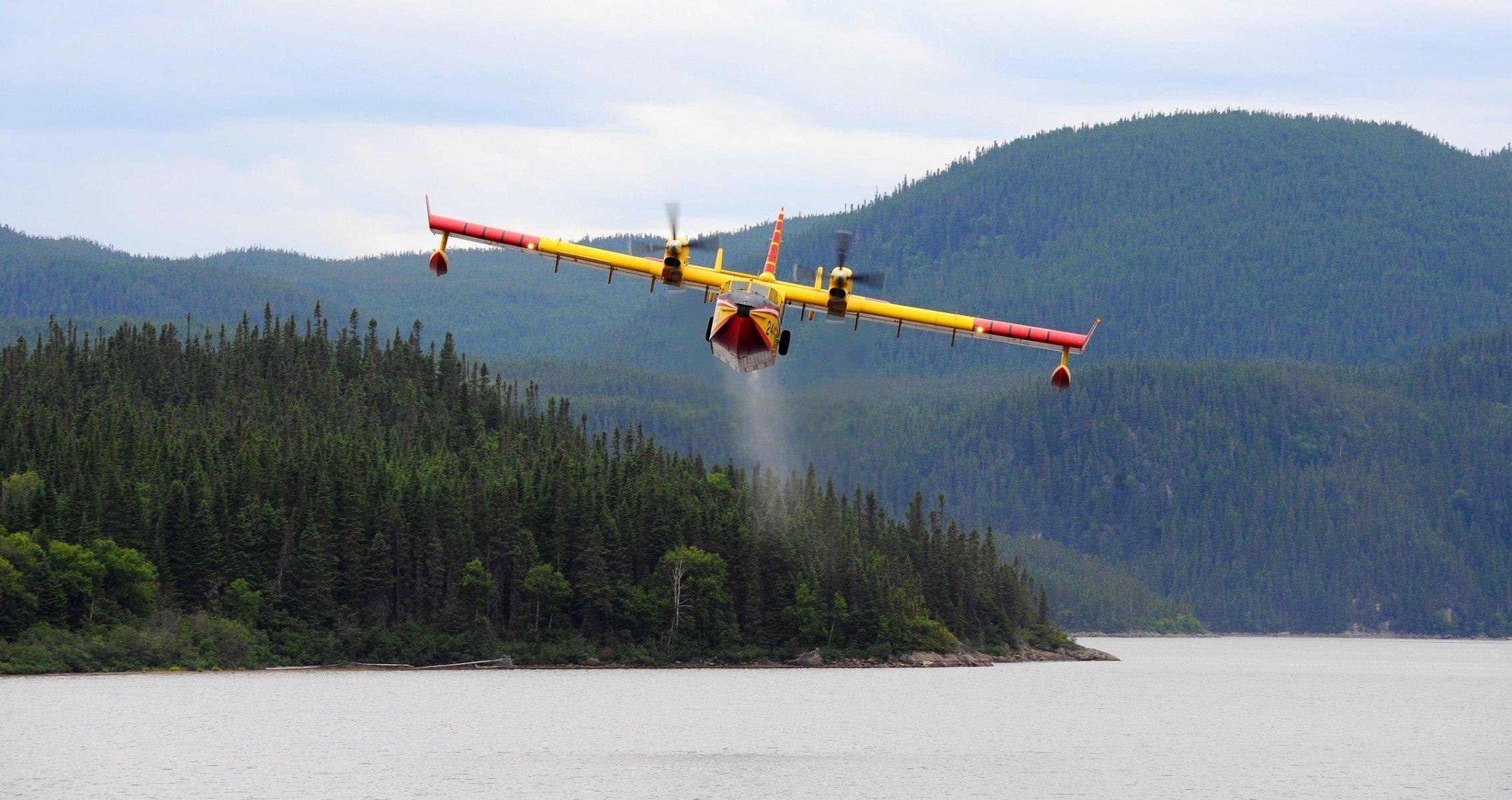 niebo cl-415 rzeka wzgórza las drzewa