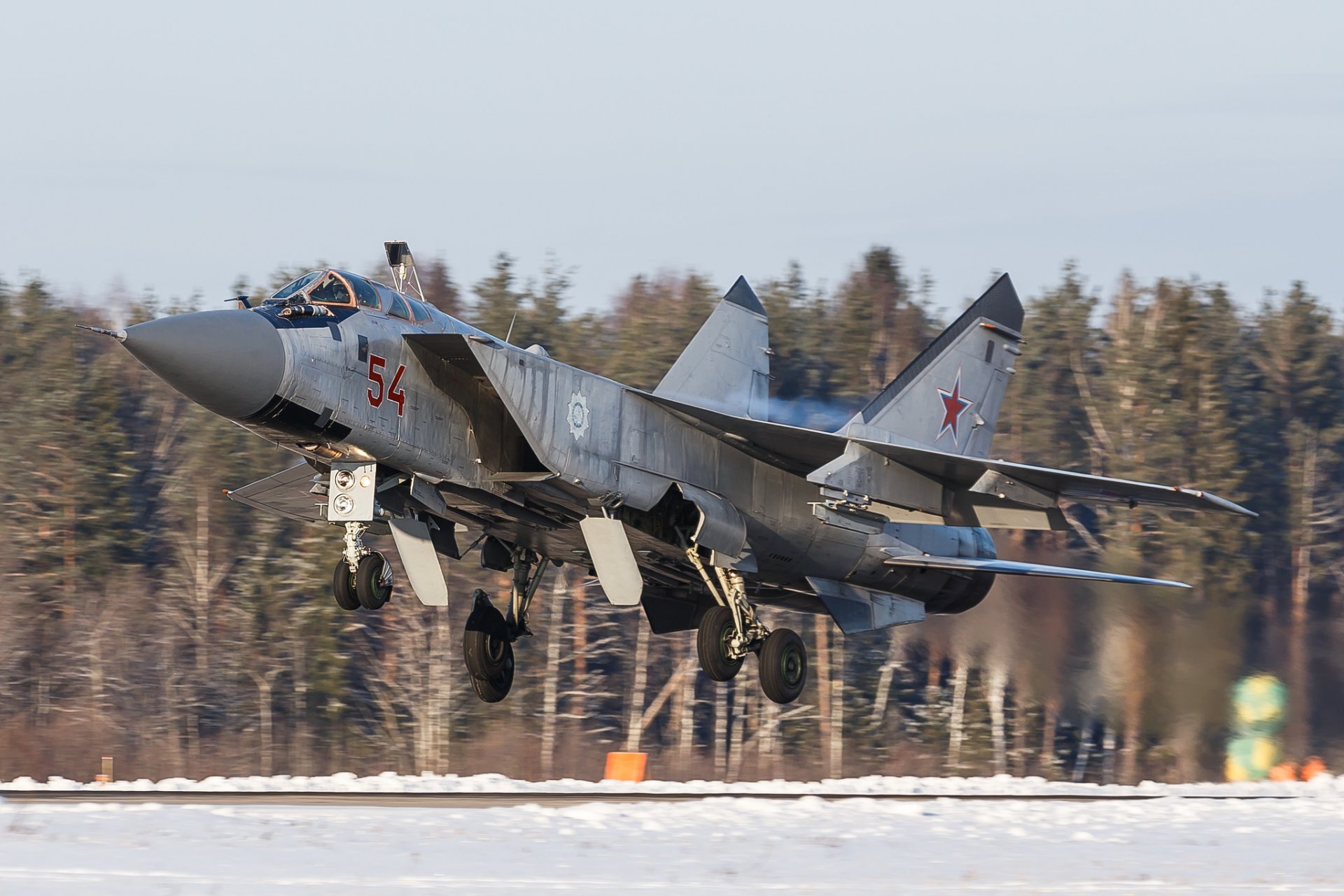 mig-31 dwumiejscowy myśliwiec przechwytujący start lotnisko