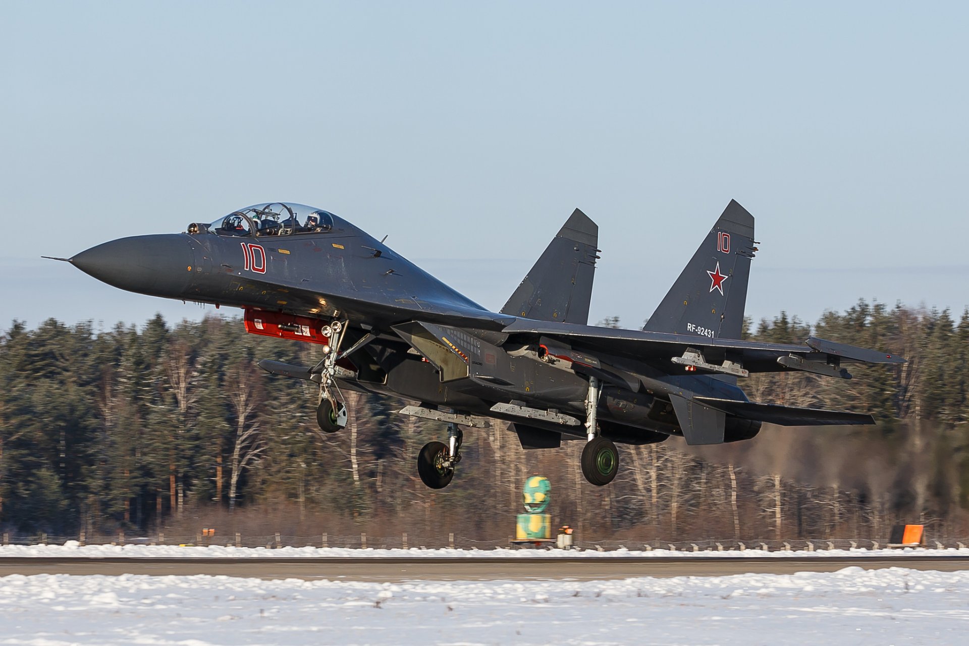 su-35 jet super maniable polyvalent chasseur décollage aérodrome