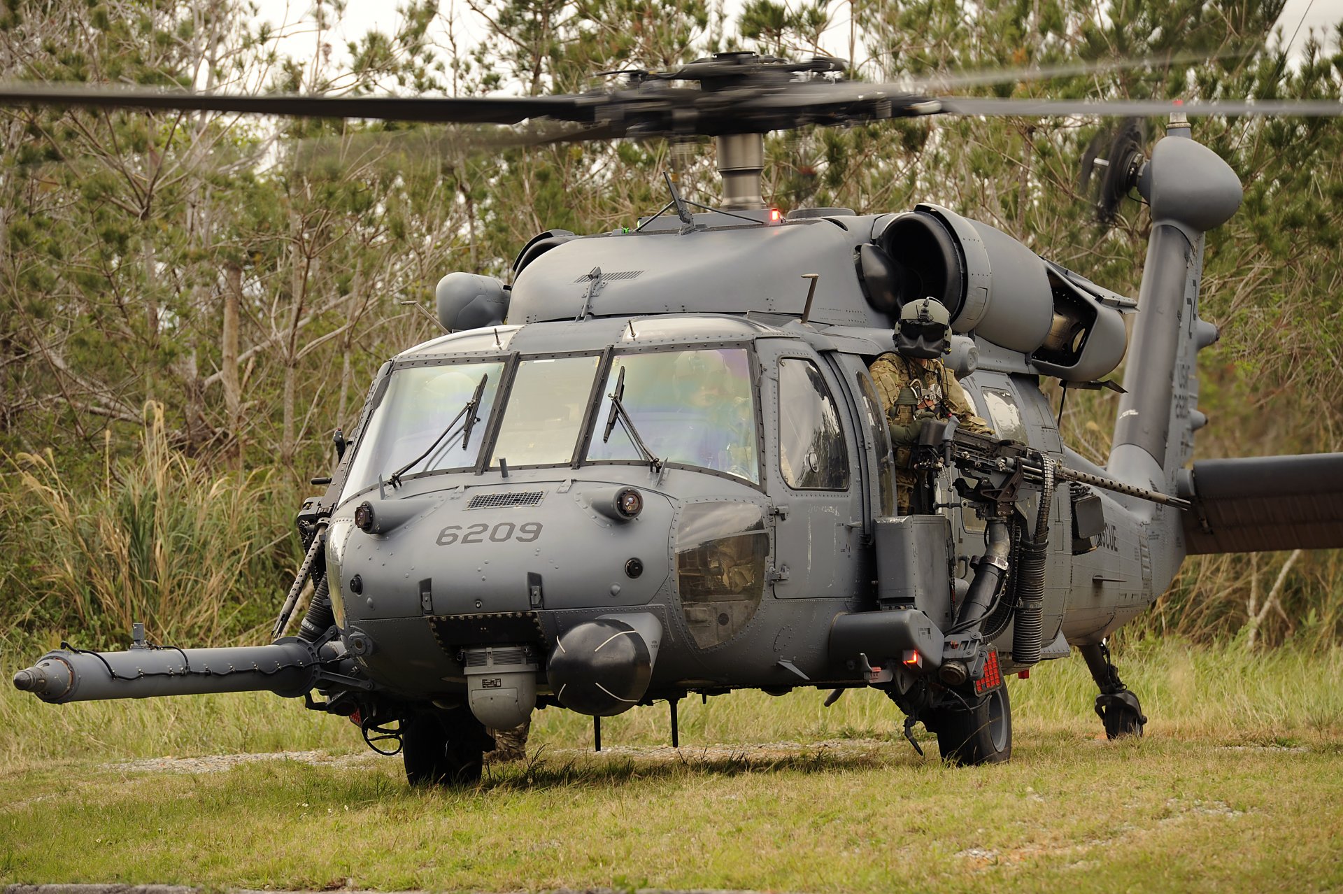 hh-60g pave hawk helikopter sił powietrznych start żołnierz maska