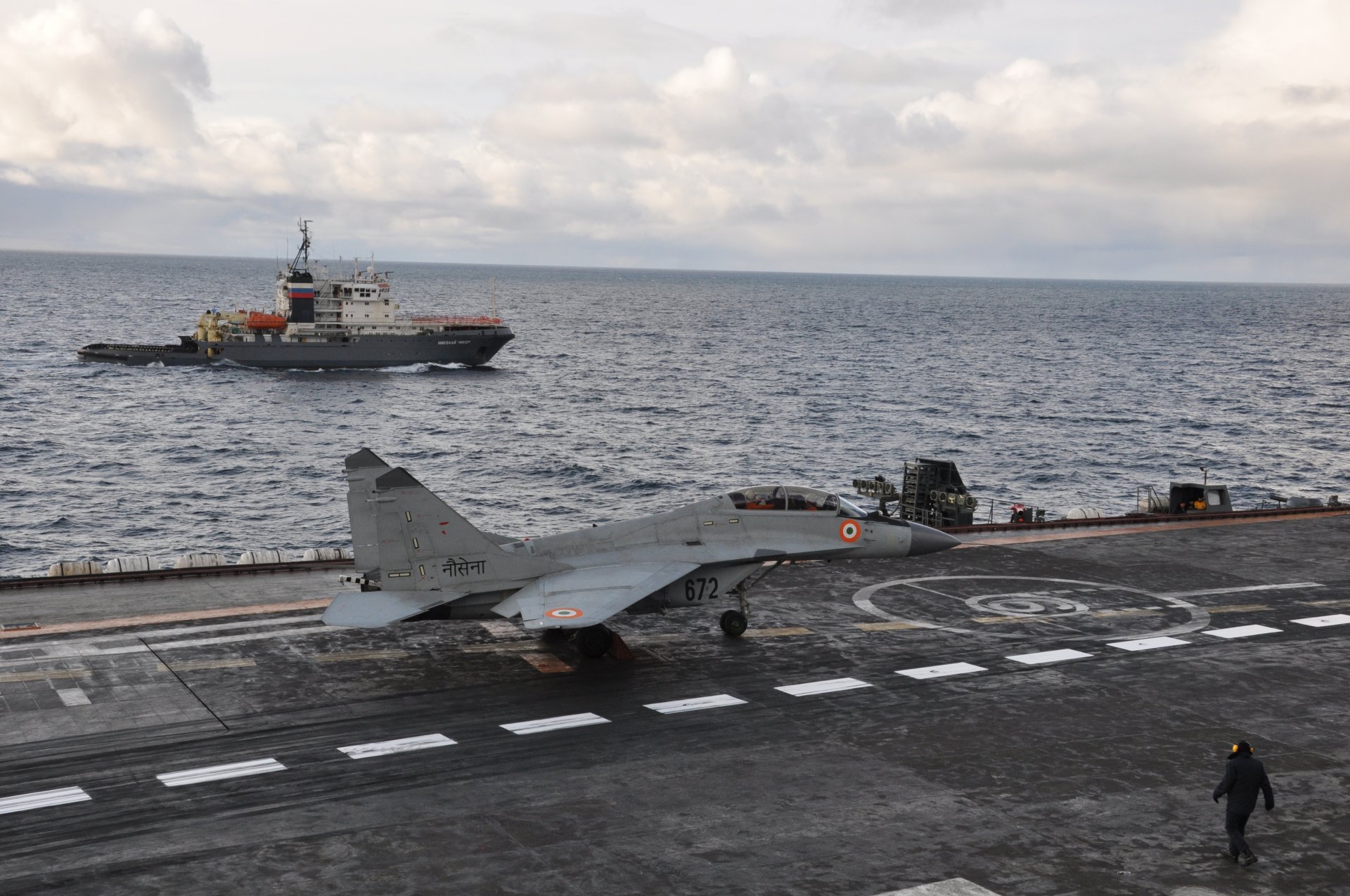 portaaviones cubierta mig-29kub mig-29 kub fuerza aérea de la india preparación para el despegue nubes océano