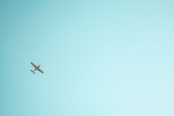 Un aereo che vola nel cielo turchese