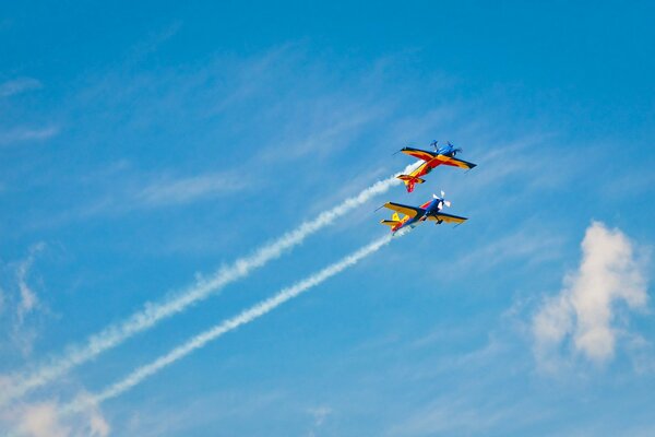 Dos brillantes aviones en el cielo