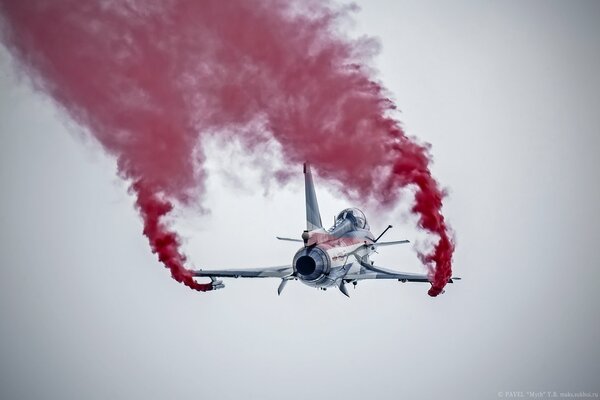 Chasseur chinois. rouge dans le ciel