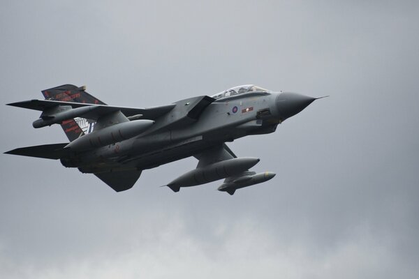 Tornado de combate militar blmbarder vuela en el cielo gris