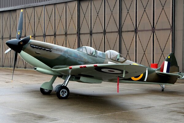 Avión de entrenamiento británico