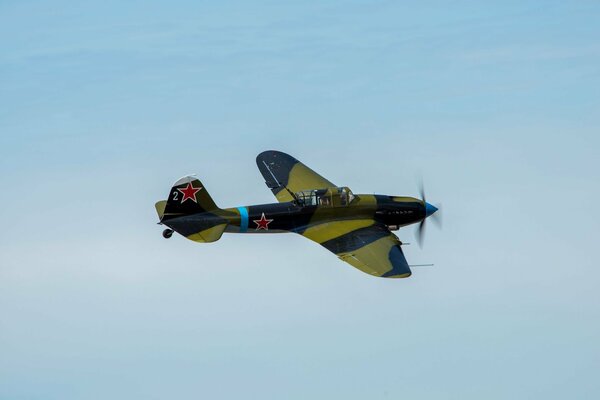 Avion d attaque soviétique il-2m dans le ciel