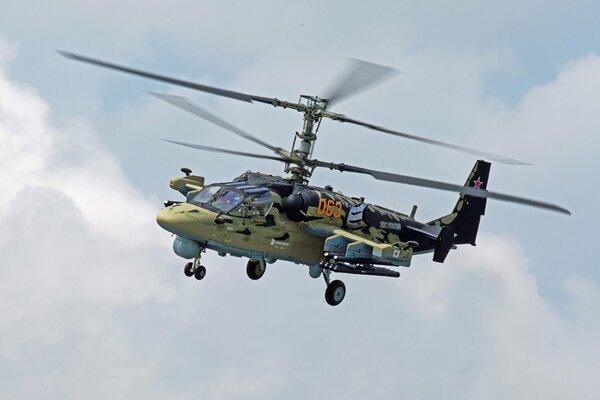 Russischer Schlagzeug Alligator ka-52 am Himmel 