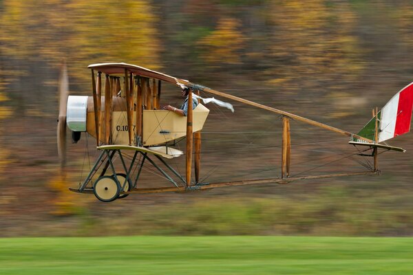 Das Flugzeug kodron g iii mit dem Piloten im Inneren fliegt nahe am Boden