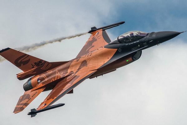 Arancione nero Fighting falcon ha lanciato un razzo